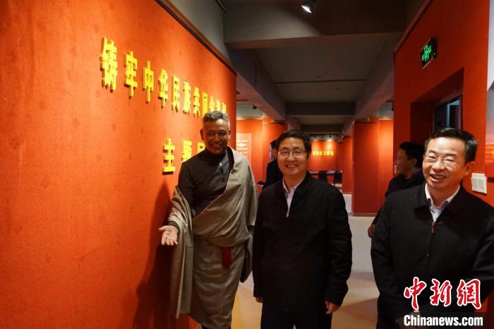 資料圖為參觀鑄牢中華民族共同體意識主題展?！『F龍 攝