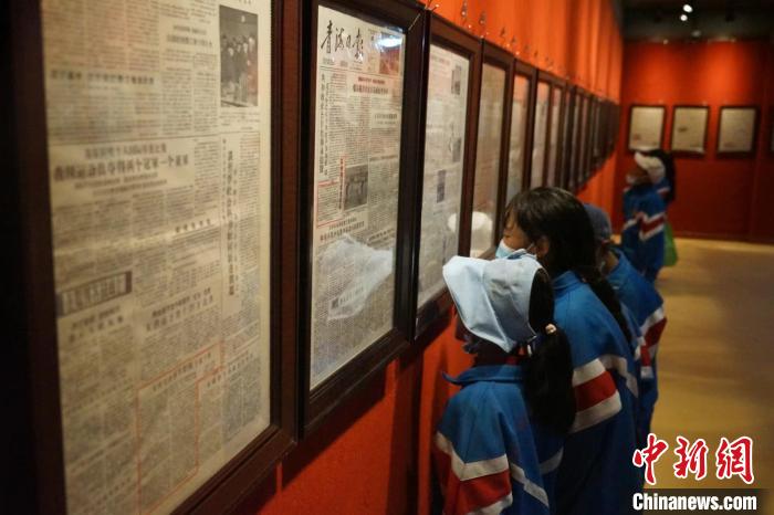 資料圖為玉樹市第四完小學生參觀鑄牢中華民族共同體意識主題展?！『F龍 攝