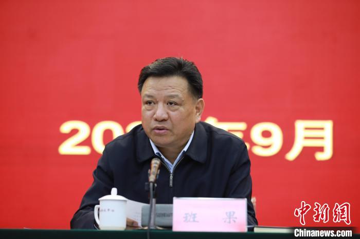 圖為青海省委常委、統(tǒng)戰(zhàn)部部長(zhǎng)班果出席會(huì)議并講話?！『F龍 攝