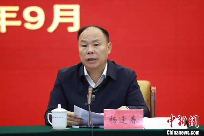 圖為青海省副省長(zhǎng)楊逢春主持會(huì)議并講話。　胡貴龍 攝