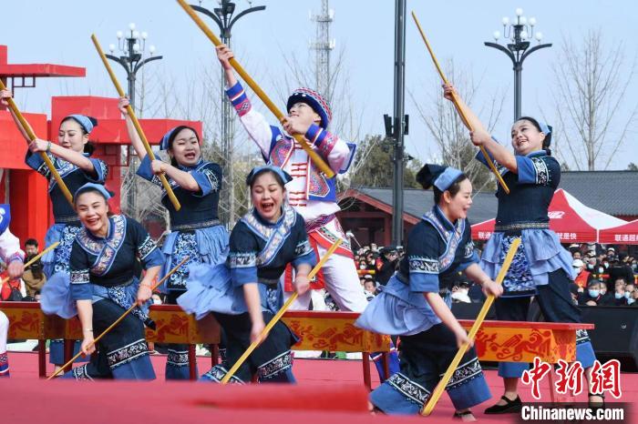 圖為廣西壯族打扁擔(dān)展演?！×赫赵?攝
