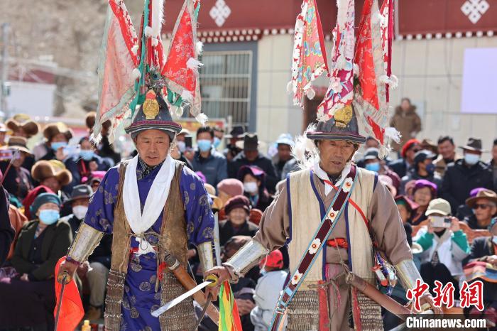 圖為兩位藝人表演瓊結(jié)“果孜”舞。　倫珠澤仁 攝