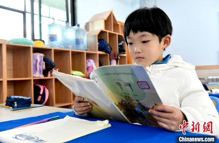 3月14日，西藏拉薩市第一小學一年級六班學生丁增樂吉在閱讀藏語課本?！±盍?攝