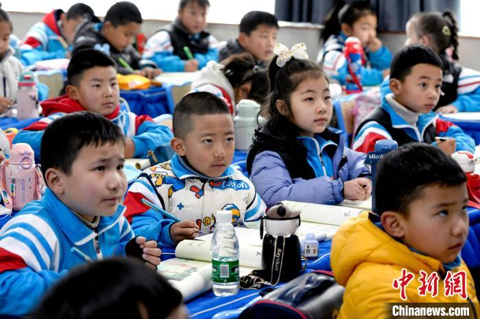 3月14日，西藏拉薩市第一小學一年級六班學生正在上藏語文課?！±盍?攝