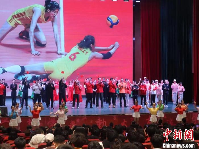 2023年全國(guó)青少年女排集訓(xùn)閉幕式現(xiàn)場(chǎng)?！√旖蝮w育學(xué)院供圖