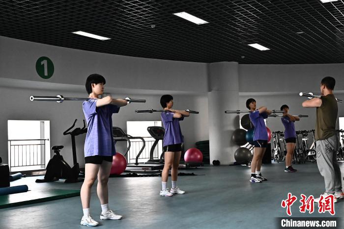 圖為全國(guó)青少年女排在天津進(jìn)行集訓(xùn)?！√旖蝮w育學(xué)院供圖