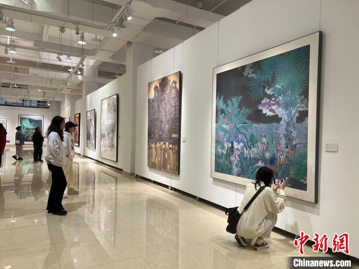 圖為全國青年教師中國畫學(xué)術(shù)邀請展吸引學(xué)生觀展?！＄婌?攝