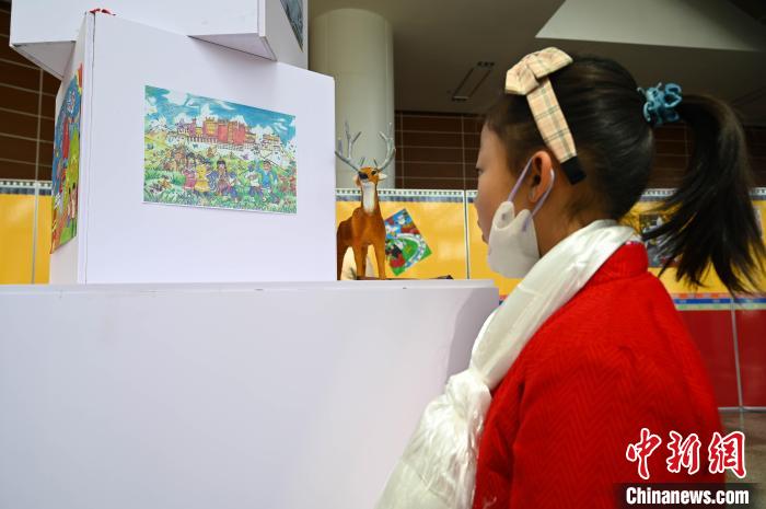 圖為學(xué)生參觀繪畫展?！≮w朗 攝