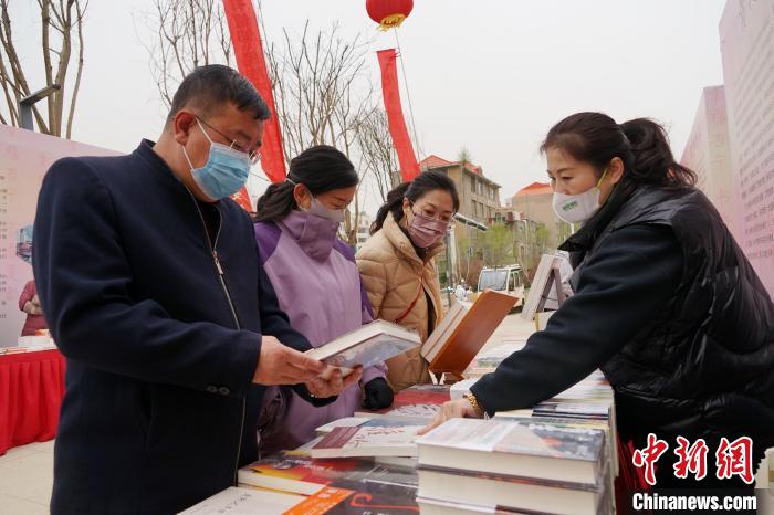 圖為民眾在活動現(xiàn)場購書?！●R銘言 攝