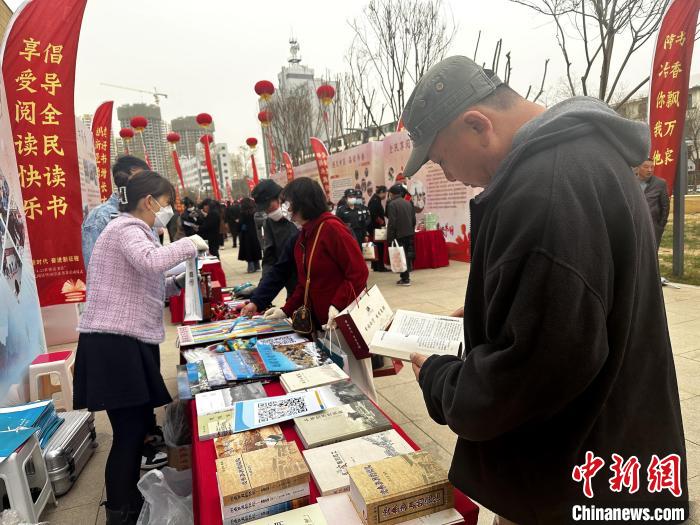 圖為民眾在活動現(xiàn)場讀書、購書?！±铍h 攝