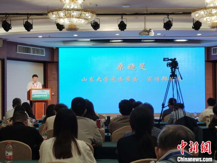 山東大學(xué)黨委常委、宣傳部部長(zhǎng)桑曉旻在現(xiàn)場(chǎng)致辭?！⊥醪赦?攝