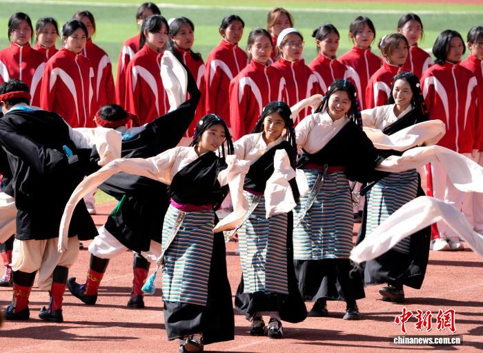 西藏拉薩：運(yùn)動會開幕式上的“最炫民族風(fēng)”