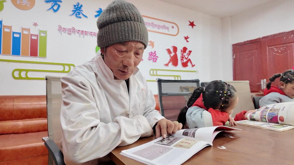一位當(dāng)?shù)卮迕窈秃⒆觽冊(cè)谀良視?shū)屋里盡情享受閱讀時(shí)光。申扎縣融媒體中心供圖