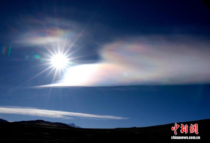 西藏日喀則天空現(xiàn)“七彩祥云”景觀