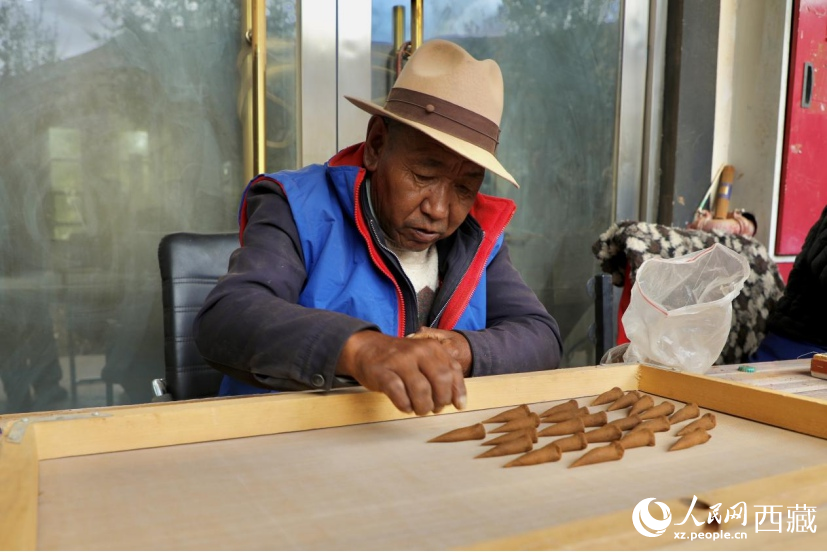 圖為手藝人正專注地揉捏香泥。人民網(wǎng)記者 次仁羅布攝