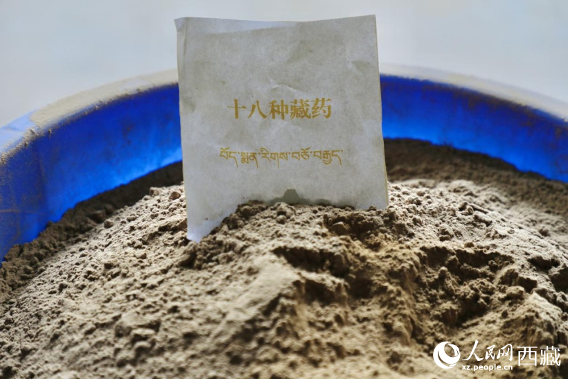 圖為將十八種藏藥材打磨成粉。人民網(wǎng)記者 次仁羅布攝