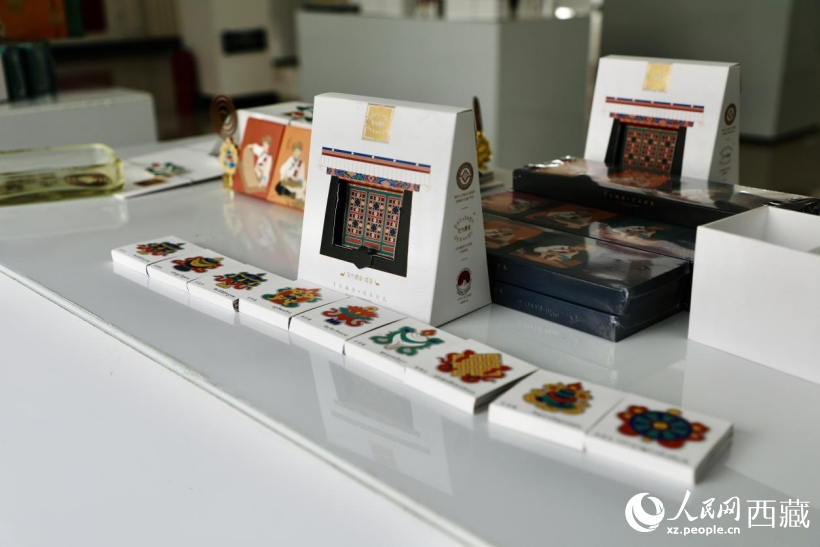圖為典雅香囊和創(chuàng)意香氛飾品等藏香文創(chuàng)產(chǎn)品。人民網(wǎng)記者 次仁羅布攝