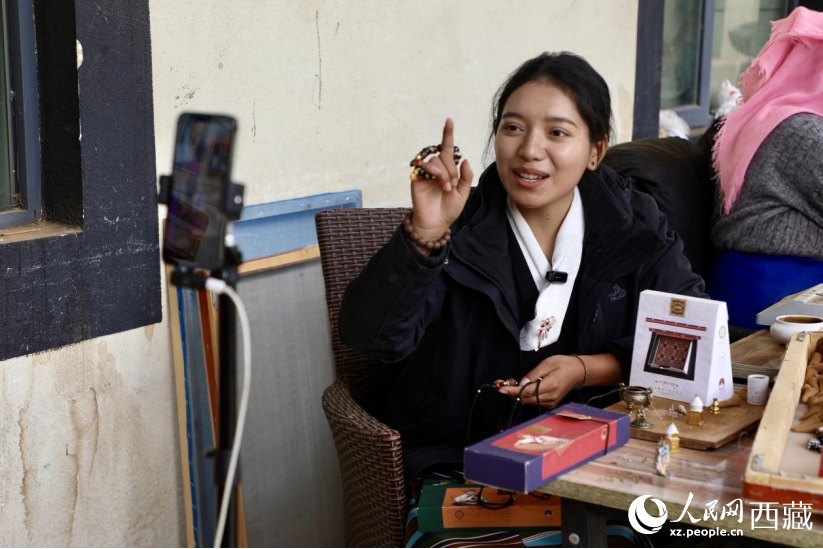 圖為高校畢業(yè)生返鄉(xiāng)就業(yè)，在藏香工廠內(nèi)進(jìn)行電商直播。人民網(wǎng)記者 次仁羅布攝