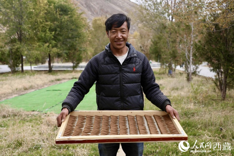 圖為藏香工廠內(nèi)就業(yè)的村民。人民網(wǎng)記者 次仁羅布攝