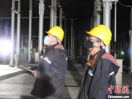 圖為5月10日凌晨，國網(wǎng)青海檢修公司柴達木換流站運維人員在進行柴拉直流系統(tǒng)停電操作?！∫杂?攝