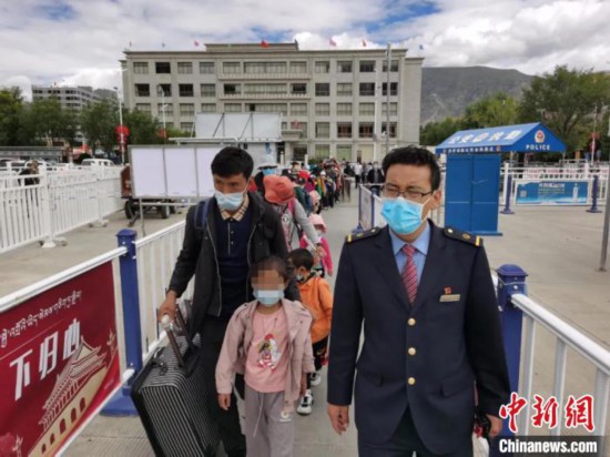 圖為拉薩車站工作人員為西藏先心病患兒和陪同人員提供“綠色”接力幫扶，并開通了專門通道，讓他們快速進(jìn)站上車。拉薩車站 供圖