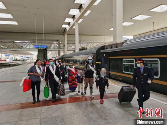 圖為拉薩車站工作人員為西藏先心病患兒和陪同人員提供“綠色”接力幫扶，并開通了專門通道，讓他們快速進站上車。拉薩車站 供圖