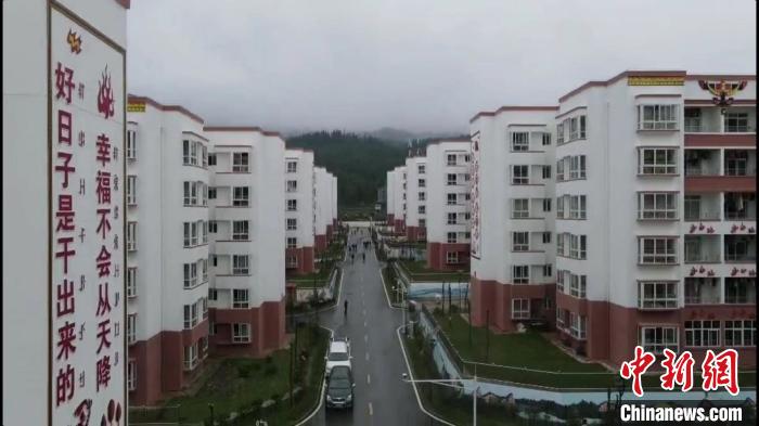 越西縣最大的易地扶貧搬遷安置點——城北感恩社區(qū)?！『武?攝