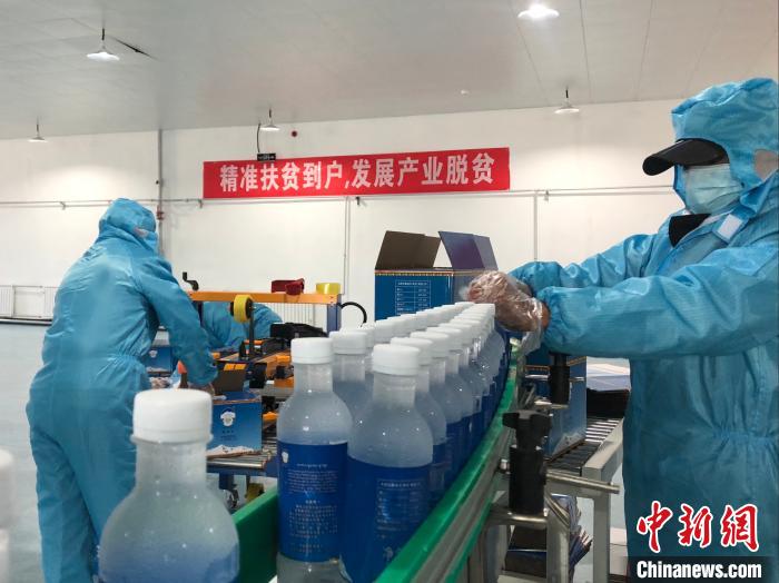 圖為阿里地區(qū)措勤縣某飲用水加工公司，該公司以“基地+公司+貧困民眾”為運營模式，帶動貧困民眾68戶232人。　謝牧 攝