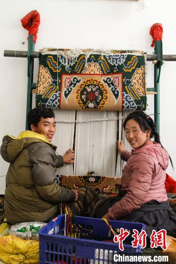 圖為1月15日，在日喀則市謝瑪氆氌農(nóng)村合作社，拉孜村一對夫婦在編織卡墊(資料圖)。　趙朗 攝