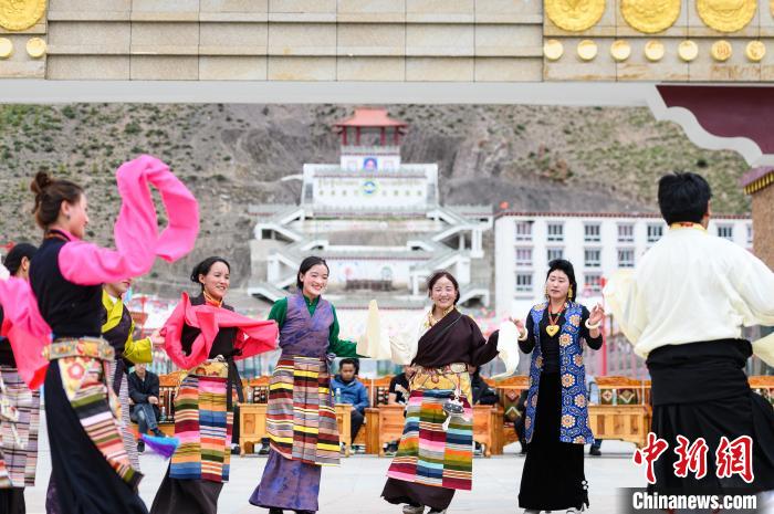 圖為西藏昌都市洛隆縣易地搬遷安置點阿托卡小康示范新村村民載歌載舞慶脫貧(資料圖)?！『闻罾?攝