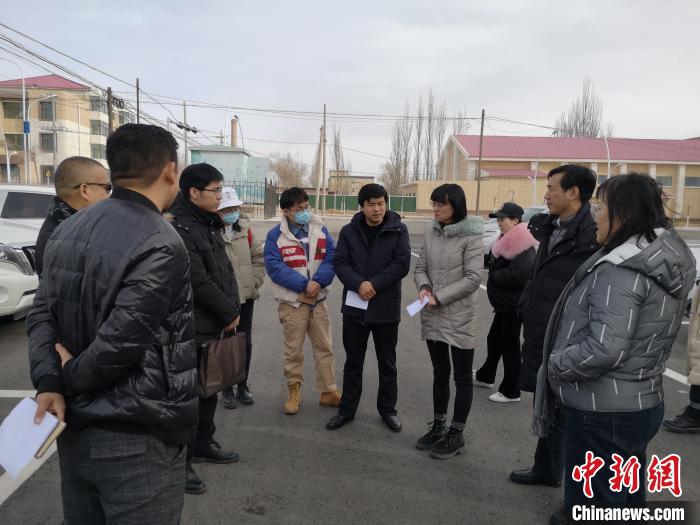 圖為青海大學工作人員正在現(xiàn)場考察該項目進行情況?！±罱瓕?攝
