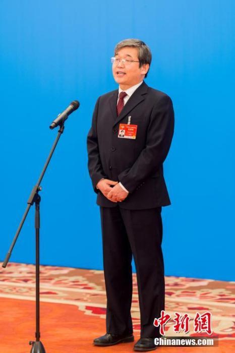 3月10日，全國政協(xié)十三屆四次會議第三場“委員通道”采訪活動在北京人民大會堂新聞發(fā)布廳舉行。圖為全國政協(xié)委員阿拉坦倉通過網(wǎng)絡視頻方式接受媒體采訪。<a target='_blank' ><p  align=
