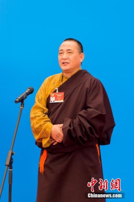 3月10日，全國政協(xié)十三屆四次會議第三場“委員通道”采訪活動在北京人民大會堂新聞發(fā)布廳舉行。圖為全國政協(xié)委員洛桑山丹通過網(wǎng)絡視頻方式接受媒體采訪。<a target='_blank' ><p  align=