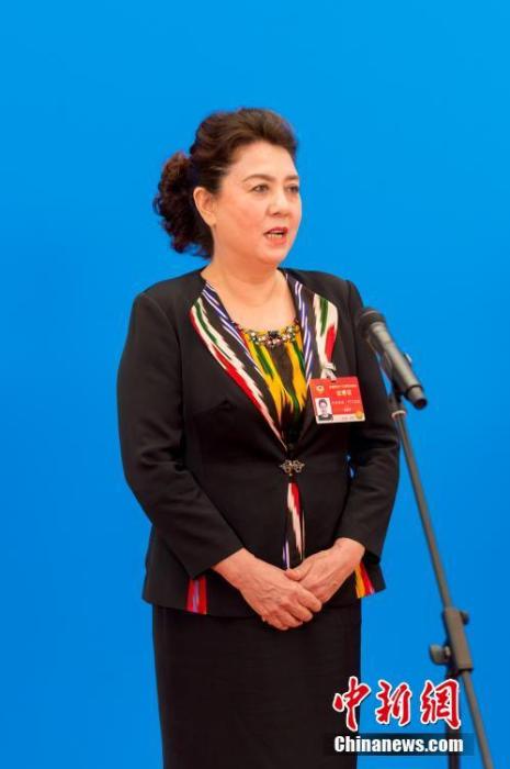 3月10日，全國政協(xié)十三屆四次會議第三場“委員通道”采訪活動在北京人民大會堂新聞發(fā)布廳舉行。圖為全國政協(xié)委員古麗帕麗·阿不都拉通過網(wǎng)絡視頻方式接受媒體采訪。<a target='_blank' ><p  align=
