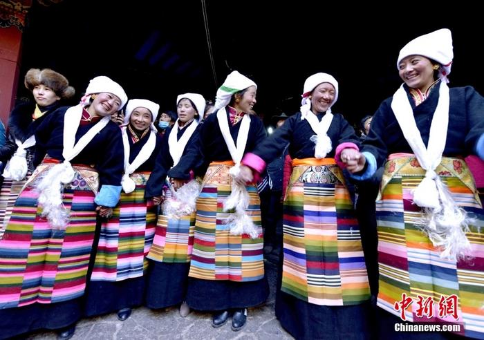 資料圖為2014年12月6日，拉薩民眾歡度“仙女節(jié)”。 <a target='_blank' href='/'><p  align=