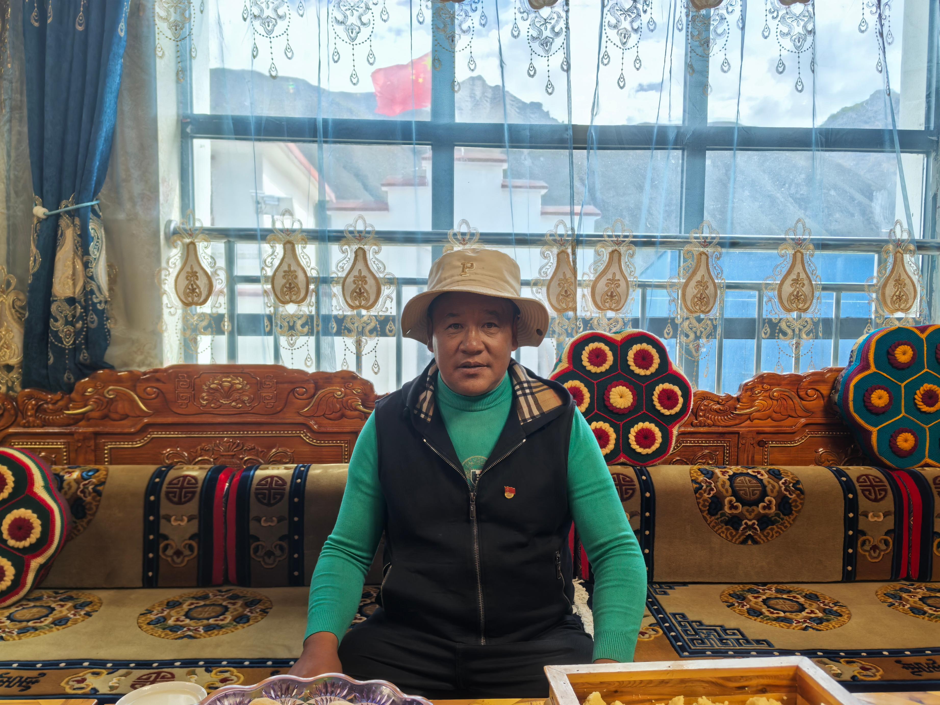 斯定咔村村民在自家客廳。 人民網記者 黃玉琦攝