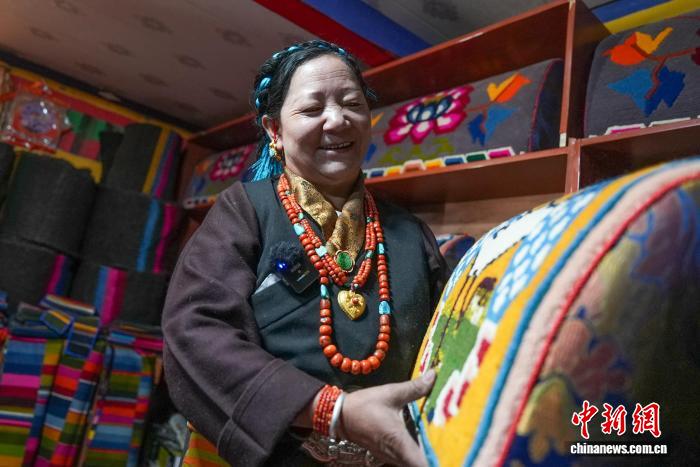 西藏崗巴：指尖技藝變經(jīng)濟合作社助力婦女增收促振興