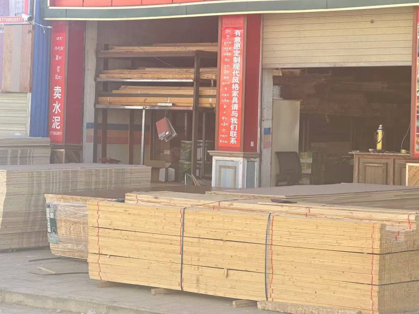 白朗縣頗羅鼐大道西段人行道擺放建材。圖片由留言網(wǎng)友提供