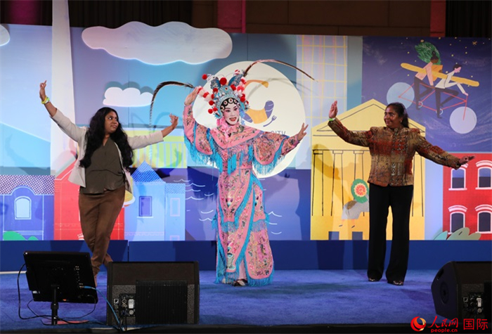 當(dāng)?shù)厝A人京劇社團(tuán)的青年演員現(xiàn)場(chǎng)表演京劇選段，并與現(xiàn)場(chǎng)觀眾近距離互動(dòng)。人民網(wǎng)記者 李志偉攝