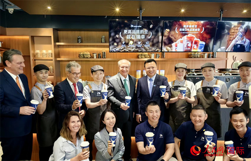 巴西副總統(tǒng)阿爾克明在北京某咖啡店推廣巴西咖啡。人民網(wǎng)記者 符園園攝
