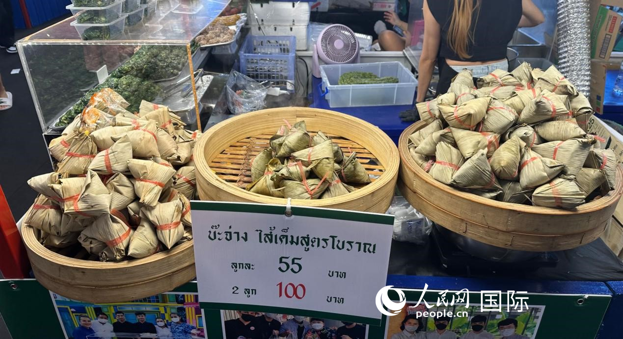 泰國街頭小吃店售賣粽子。人民網(wǎng)記者 簡承淵攝