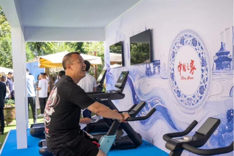 參觀者在智慧體育公園體驗(yàn)動(dòng)感單車。巴黎