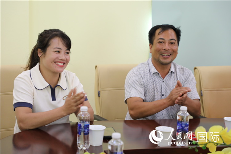 越南沙巴市黃連寄宿制民族小學(xué)老師阮氏秋姮、阮文享。人民網(wǎng)記者簡承淵攝