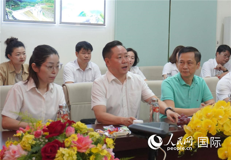 越中電力公司董事長李志雄（前排左二）介紹越南電力情況。葛沙莎攝