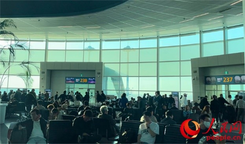 仁川機(jī)場(chǎng)等待登機(jī)的旅客。人民網(wǎng) 李帆攝