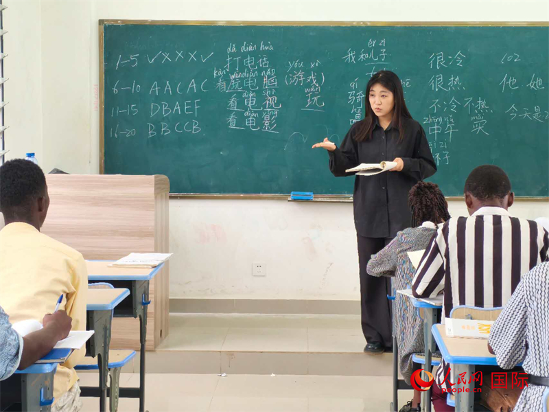 中國老師在給學(xué)生們講課。人民網(wǎng)記者 黃培昭攝