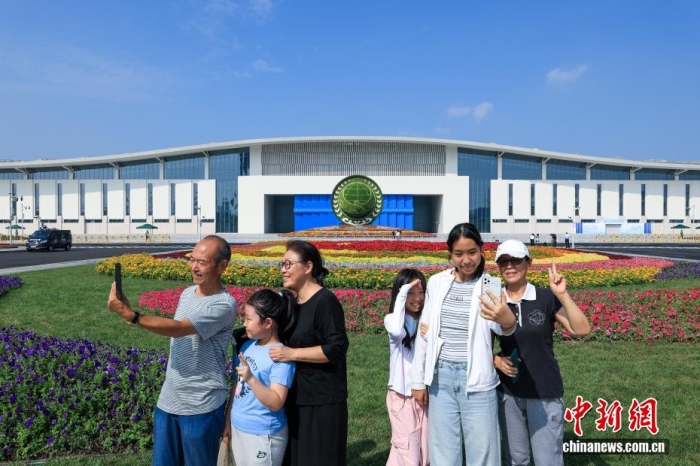 8月31日，天津，市民在2025年上海合作組織峰會主會場外自拍。當(dāng)日，2025年上海合作組織峰會在天津舉行。<a target='_blank' href='/'><p  align=