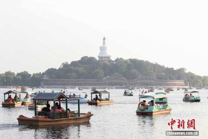 10月7日，國慶節(jié)、中秋節(jié)假期進入尾聲，北京北海公園熱度不減，不少市民游客在公園乘船游玩。<a target='_blank' href='/' _fcksavedurl='/'><p  align=