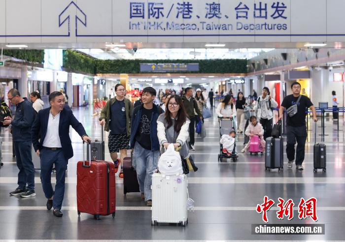 10月8日是國慶中秋假期最后一天，大量旅客在北京首都國際機場出行。 <a target='_blank' href='/' _fcksavedurl='/'><p  align=