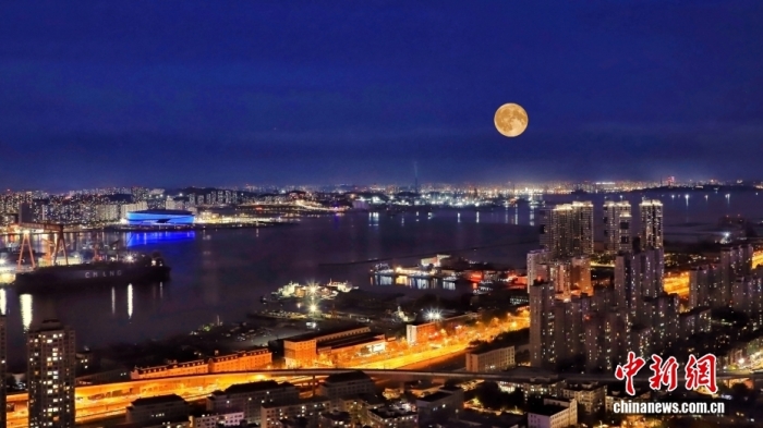 遼寧大連，中秋節(jié)一輪圓月從大連梭魚灣東方海岸線升起。
